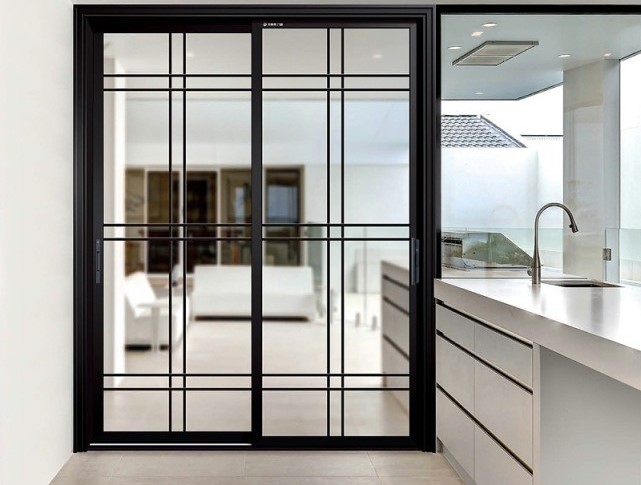 安裝廚房門時想選用推拉門，吊軌與地軌該如何抉擇