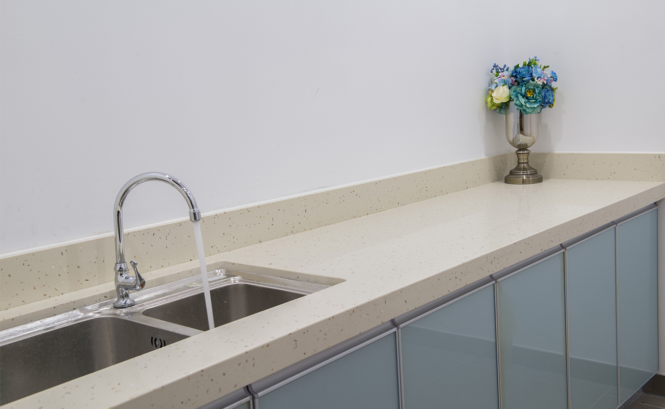 廚房裝修，櫥柜臺面選大理石還是石英石？